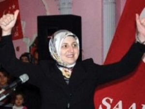 Elif Erbakan sahaya iniyor