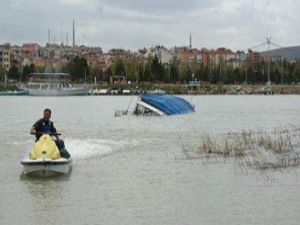 Şiddetli lodos tekneleri batırdı