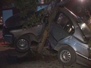 Yoldan çıkan araç ağaçta asılı kaldı