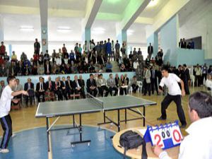 Meramda 125 okul tenise açıldı