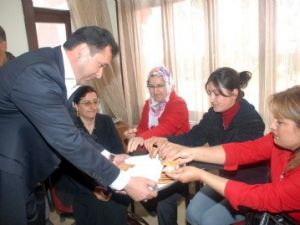 Bahçeliye destek için püskevit dağıttılar