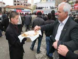 Bahçeli konuşurker bisküvi dağıttılar