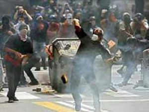 Molotoflarla karakola saldırdılar