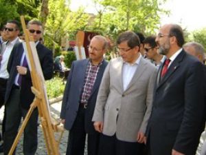 Davutoğlu Erbakan sergisini gezdi