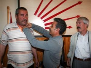 MHPden CHPye transfer oldu, rozeti takıldı