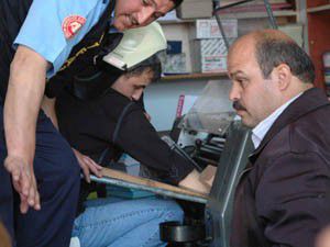 Çalışan baskı makinasına elini kaptırdı