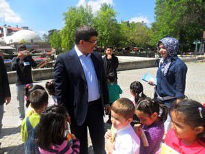 Davutoğlu çocuklarla sohbet etti