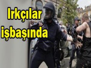 Camiye saldırıp Türkleri dövdüler