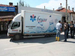 Kamyonet yerin dibine battı