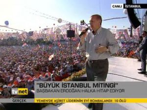 Türk bayrağını ellerine alamayanlar var