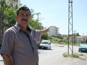 Elektrik direği yolun ortasında kaldı