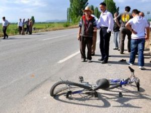 Konyada bisikletli çocuk kamyon altında kaldı