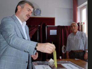 İlk oy Başkan Akyürekten