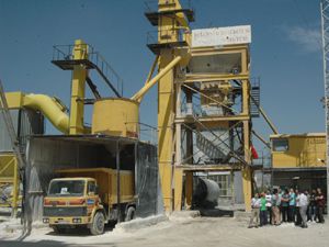 Öğrencilere uygulamalı asfalt dersi