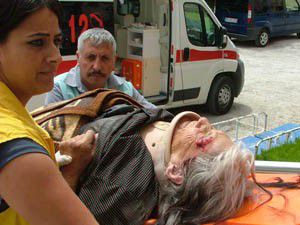 Seksen yaşındaki kadına otomobil çarptı