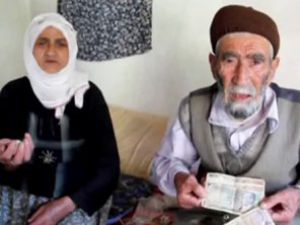 Evine misafirliğe gelene para dağıtıyor