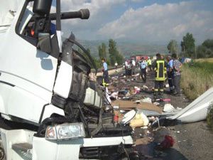 Akşehirde trafik kazası:2 ölü, 1 yaralı