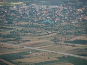 Nasrettin Hoca yamaç paraşütüyle uçuyor