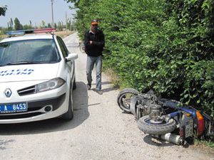 Otomobil motosikletle çarpıştı