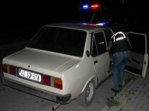 Küfür ettiği iddiasıyla arkadaşını yaraladı