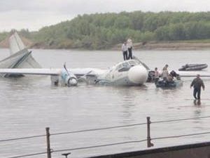 Rus uçağı yanarak nehre indi