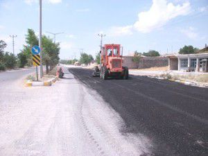 Emirgazide bozuk yollar onarılıyor