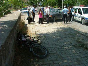 Mobiletle otomobil çarpıştı