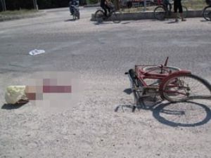 Kamyon bisiklete çarptı: 1 ölü