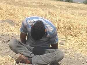 Sigara kaçakçısı tarlada yakalandı