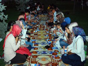 Simit, hurma ve suyla iftar açtılar