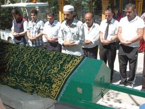 İşkenceden ölen kadın defnedildi