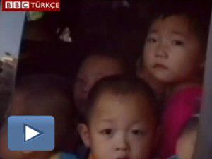 Çinde 8 kişilik servise 66 çocuk sığdırdılar