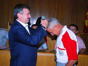 Akyürek başarılı sporcuyu ödüllendirdi