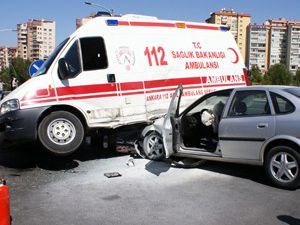 Ambulans ve otomobil çarpıştı: 2 yaralı