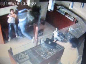 12 yaşında soyguncuya direndi