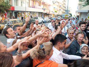 Beleş altın için yerlerde süründüler