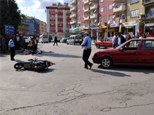 Otomobil motosikletle çarpıştı: 2 yaralı