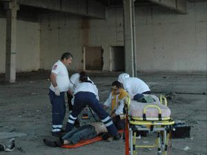 Kablo çalmak isterken çatıdan düştü