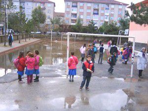 Konyanın ilçesinde okulun bahçesi göle dönüştü