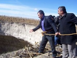 Bellerine ip bağlayıp obruğa bakıyorlar