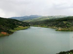Çiftçinin tarlasına kar suyu