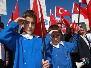 Gençler askerlik şubesine koşuyor