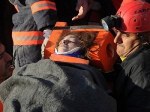 Enkaz altından 3 kadın sağ olarak kurtarıldı
