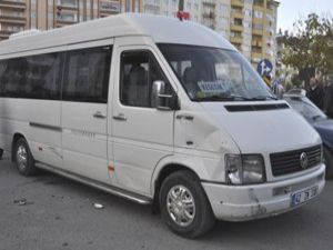 Konyada servis aracı motosiklete çarptı