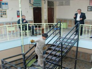 Merdivenden düşen yaşlı adam ağır yaralandı