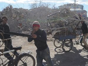Enkazdan günde 10 ton demir topluyorlar