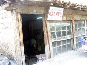 Konyada kelle üterek ailesine yardım ediyor