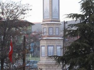 Yunakta yapımı tamamlanan kulenin saatleri takıldı