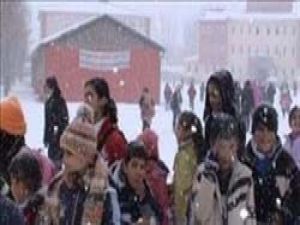 Depremzede öğrenciler ders başı yaptı