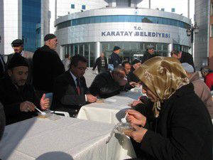 Karataydan vatandaşlara aşure ikramı